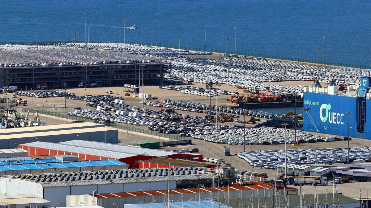 Terminal de Bouzas con barcos Ro-Ro y coches producidos por Stellantis Vigo, esperando a ser exportados.