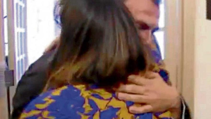 Biel Barceló se abraza entre lágrimas a Bel Busquets.