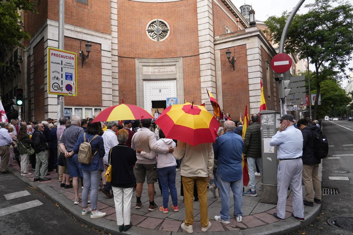 Un grupo de personas rezando frente a la iglesia del Inmaculado Corazón de María, en la calle Ferraz (Madrid).