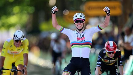 El esloveno Tadej Pogacar celebra la victoria en la cuarta etapa del Tour. EFE/EPA/MARTIN DIVISEK