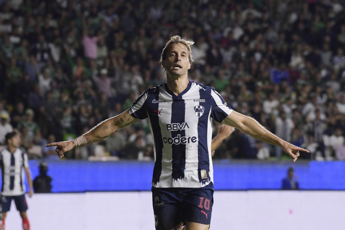Sergio Canales durante un partido de la Liga MX con Rayados de Monterrey