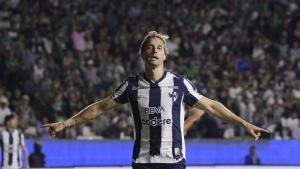 Sergio Canales durante un partido de la Liga MX con Rayados de Monterrey