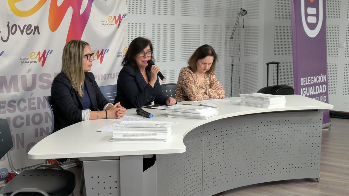 Matilde Esteo explica a los asistentes el tercer Plan de Igualdad de Palma del Río.