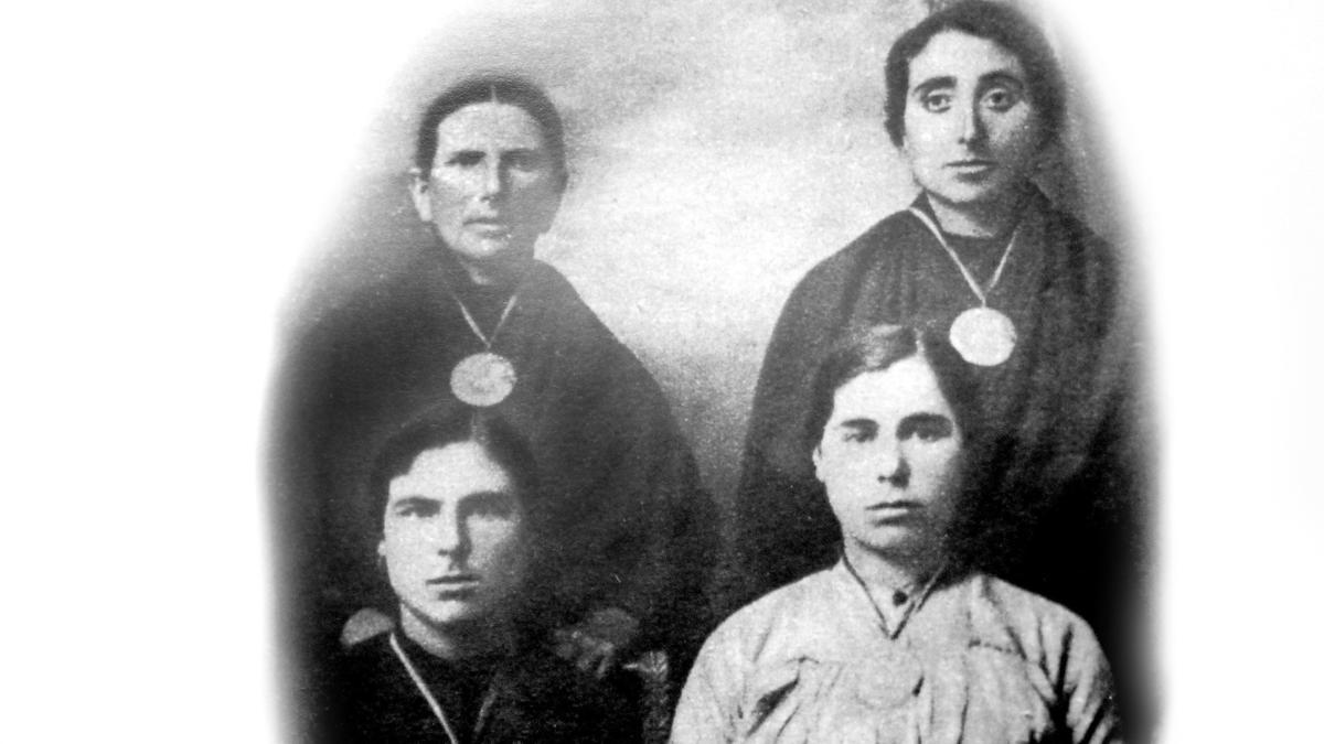 María Fernández, Cipriana Oujo y Josefa Parada, con la madre de una de ellas, las heroínas del "Santa Isabel". Naufragios