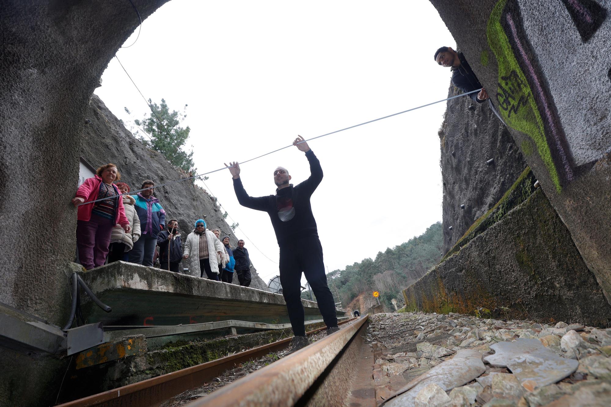 EN IMÁGENES: Un grupo de vecinos de Cudillero protagoniza una "medición irónica" para "informar" a Renfe y Adif de las dimensiones "reales" de un túnel de Feve.