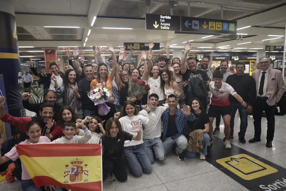 Así ha sido la llegada de la deportista Esperança Cladera al aeropuerto de Palma