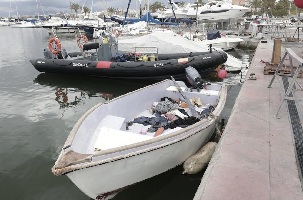 Aparece una patera encallada en las rocas cerca de Cala Pi