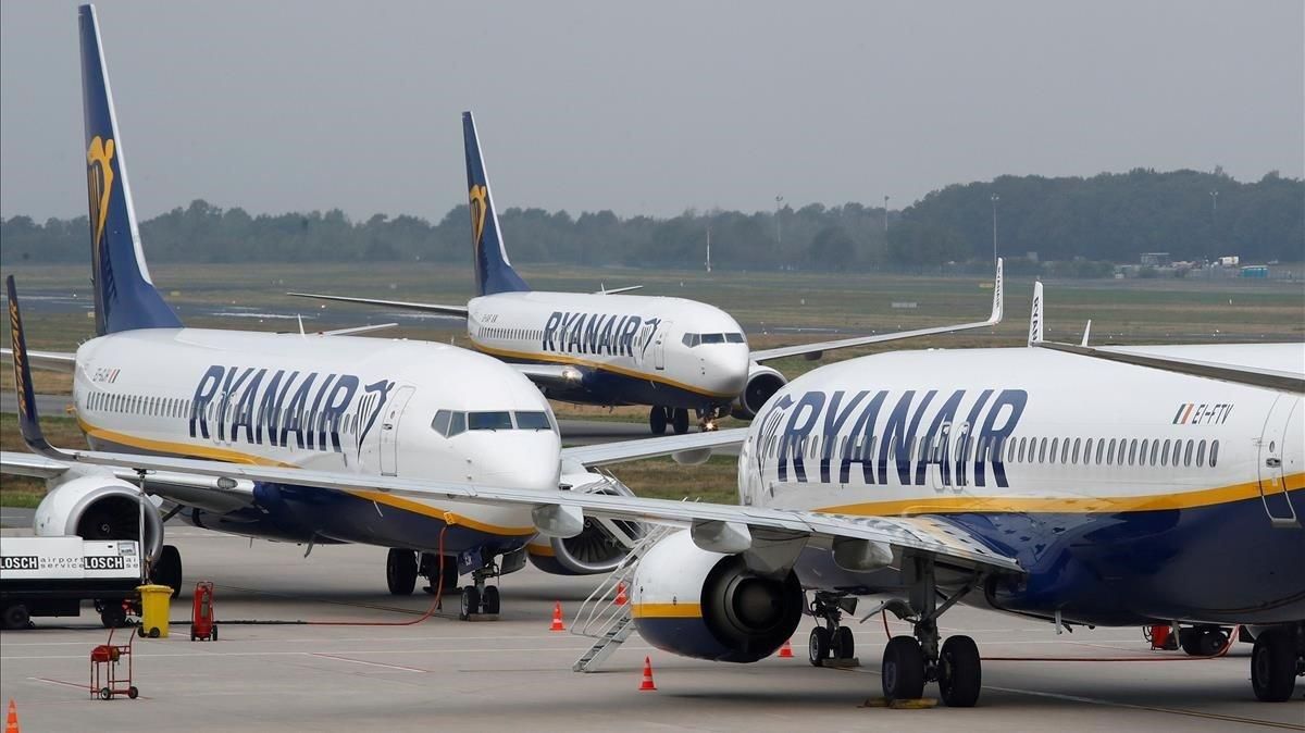 zentauroepp45662831 file photo  a ryanair airplane taxis past two parked aircraf181102153525