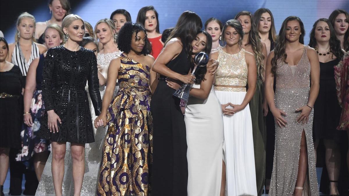 Jennfier Garner abraza a la gimnasta Aly Raisman después de recibir el premio Arthur Ashe al coraje