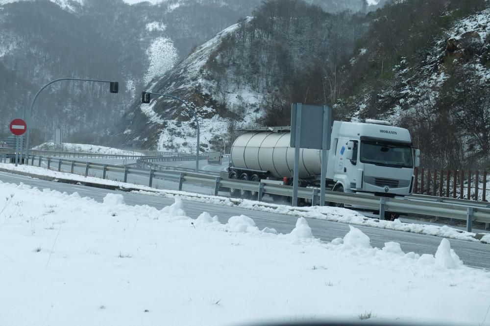 La nieve provoca restricciones en el Huerna y cadenas en 13 puertos