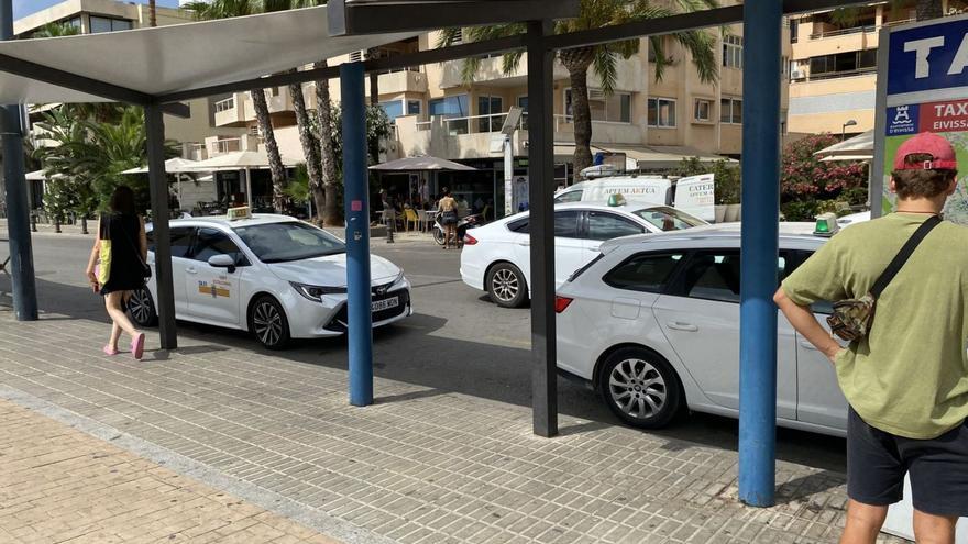 Imagen de ayer de la parada de taxis de la avenida de Santa Eulària, en el puerto de Vila.