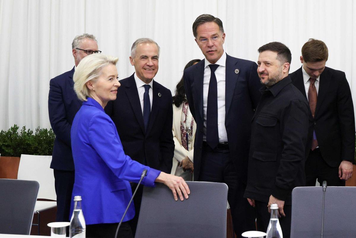 La presidenta de la Comisión Europea, Ursula von der Leyen, el primer ministro canadiense, Mark Carney, el secretario general de la OTAN, Mark Rutte, y el presidente de Ucrania, Volodimir Zelenski, durante la reunión de la Comunidad Política Europea en Yereván, Armenia.