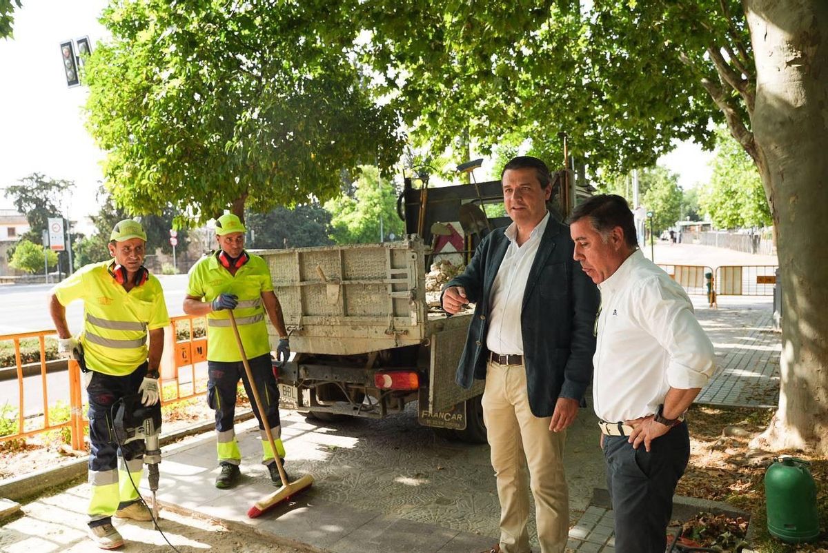 El alcalde, José María Bellido, y el delegado Miguel Ruiz, en Vallellano.