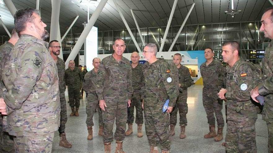 Romero Losada, en el centro, con miembros de la Brilat antes de embarcar rumbo a Líbano. // FdV