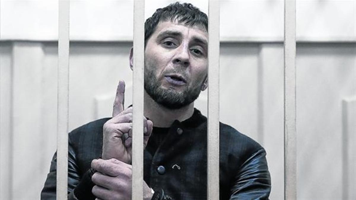 Zaur Dadáev habla desde una jaula en el tribunal moscovita donde fue presentado a la juez Natalia Mushnikova.