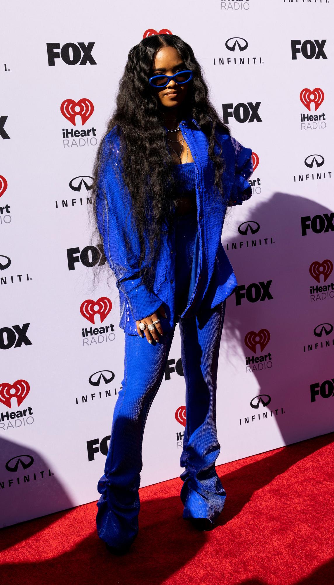 Las mejores imágenes de la alfombra de los iHeartRadio Music Awards 2023