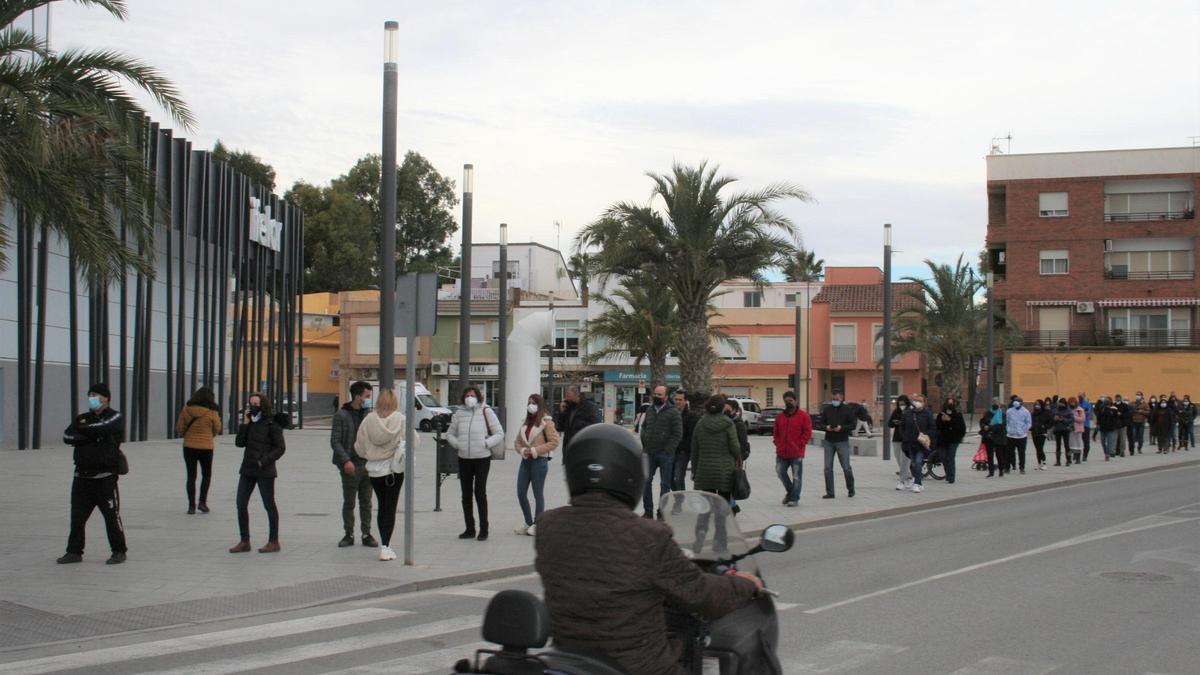 La fila de lorquinos esperando la vacuna.