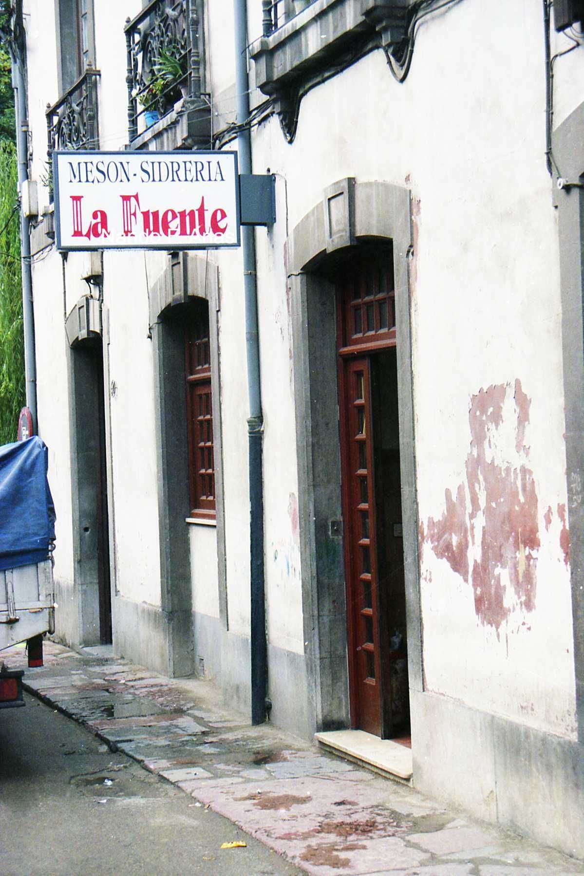 En imágenes, los locales míticos de finales de siglo en Grado