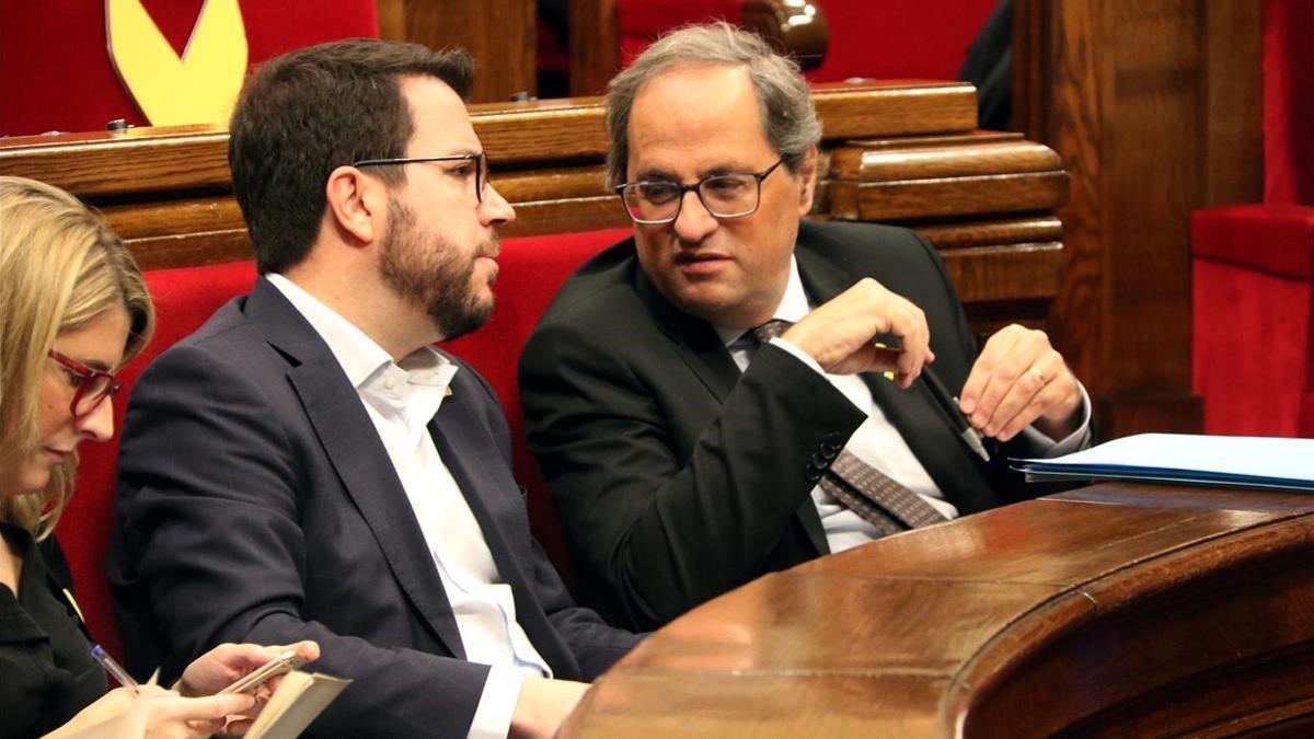Torra habla con Aragonès, durante el pleno del Parlament.