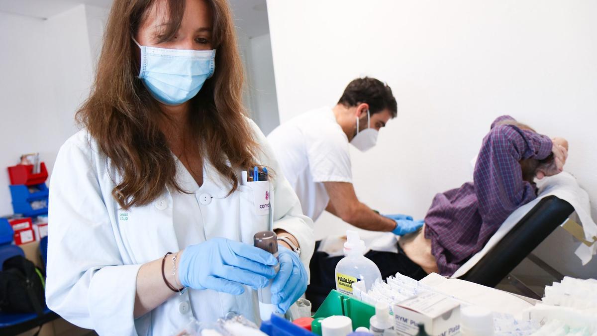 Una enfermera acompañando a un paciente.