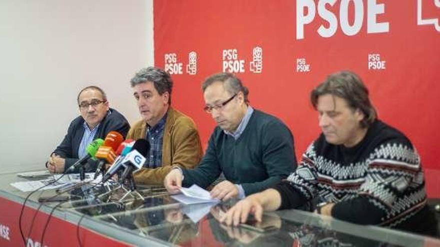 Juan Carlos Francisco con alcaldes afectados. // Carlos Peteiro