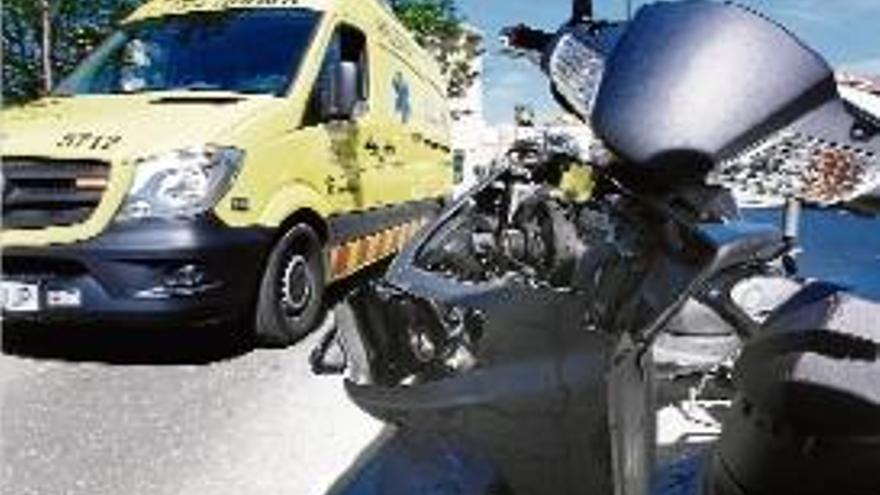 Un motorista resulta ferit greu als Químics