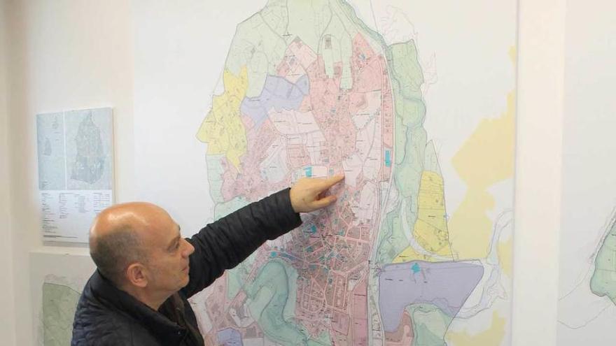 Miguel Couto señalando un mapa del PGO de Noreña.