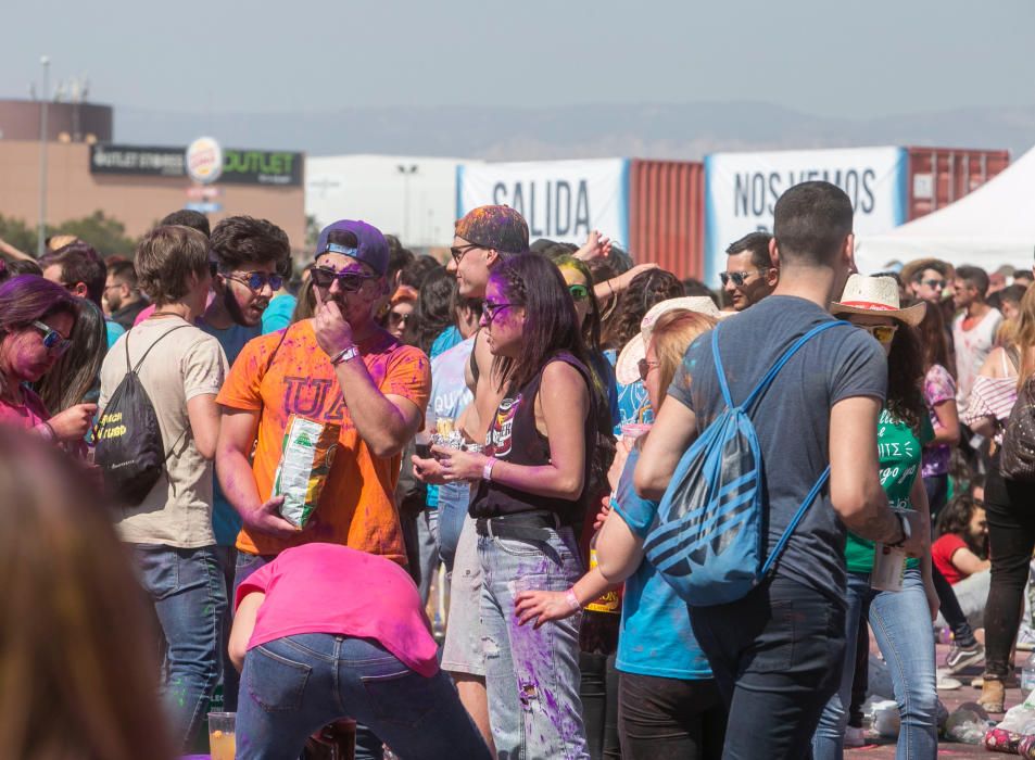 Miles de jóvenes disfrutan en las Paellas de Alicante