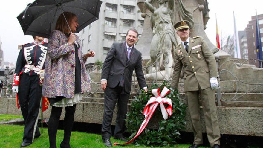 Carmela Silva y Abel Caballero en la ofrenda de la plaza de la Independencia // J. Lores