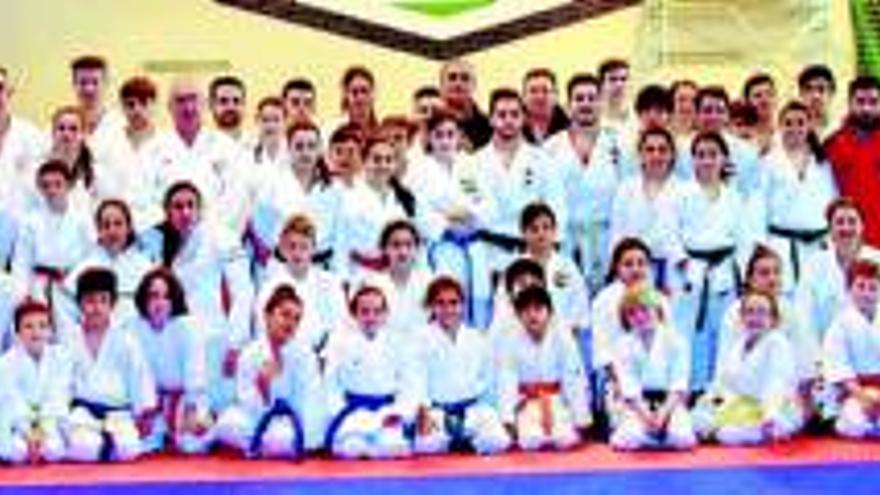 Los campeones del mundo de kata triunfan a lo grande en Almendralejo