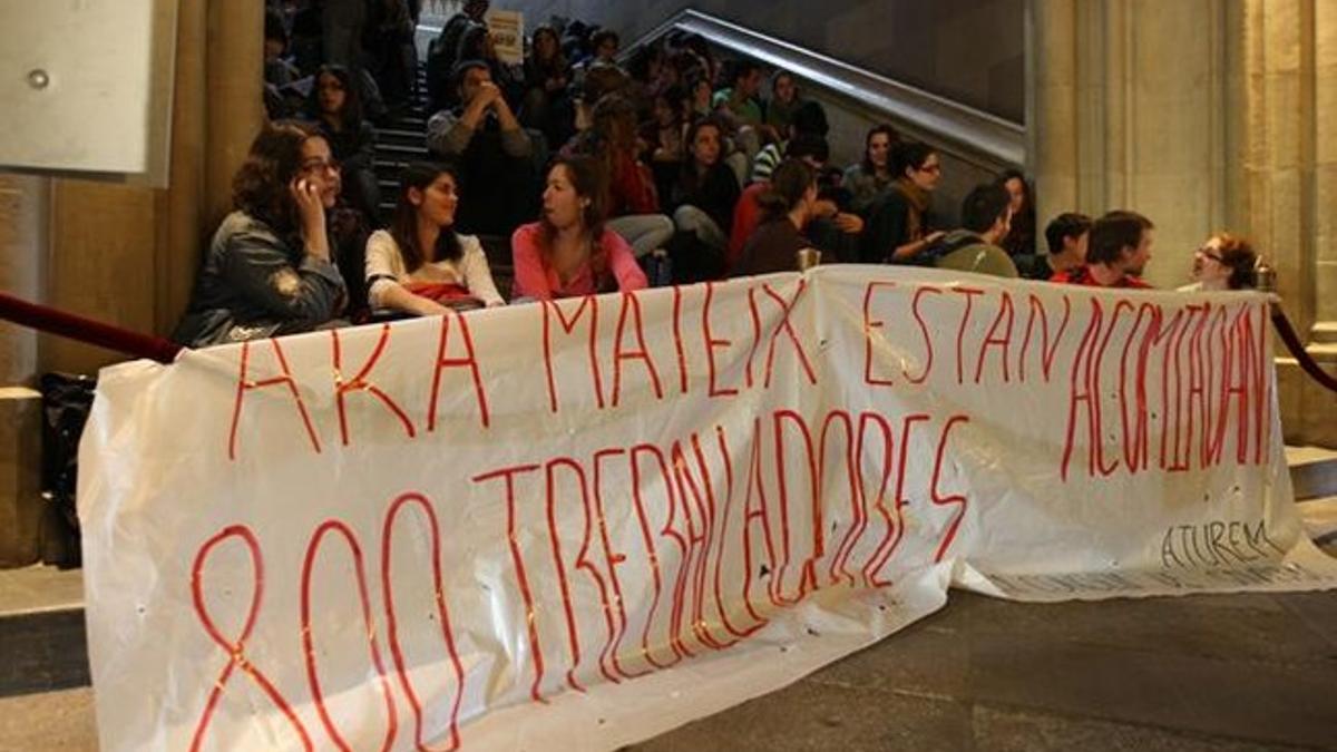 Estudiantes de la UB protestan contra las consecuencias de los recortes previstos en los presupuestos.