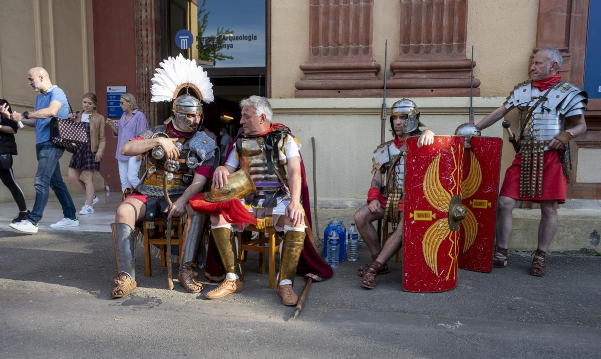 Cuatro legionarios descansan merecidamente, pues armadura, armas y escudo suman 20 kilos.