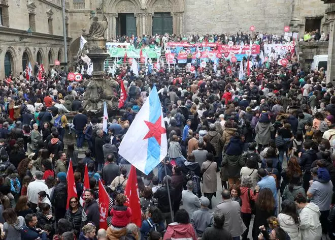 El profesorado gallego se manifiesta en Santiago contra "el acuerdo de la vergüenza" firmado por Xunta, UGT, CCOO y ANPE