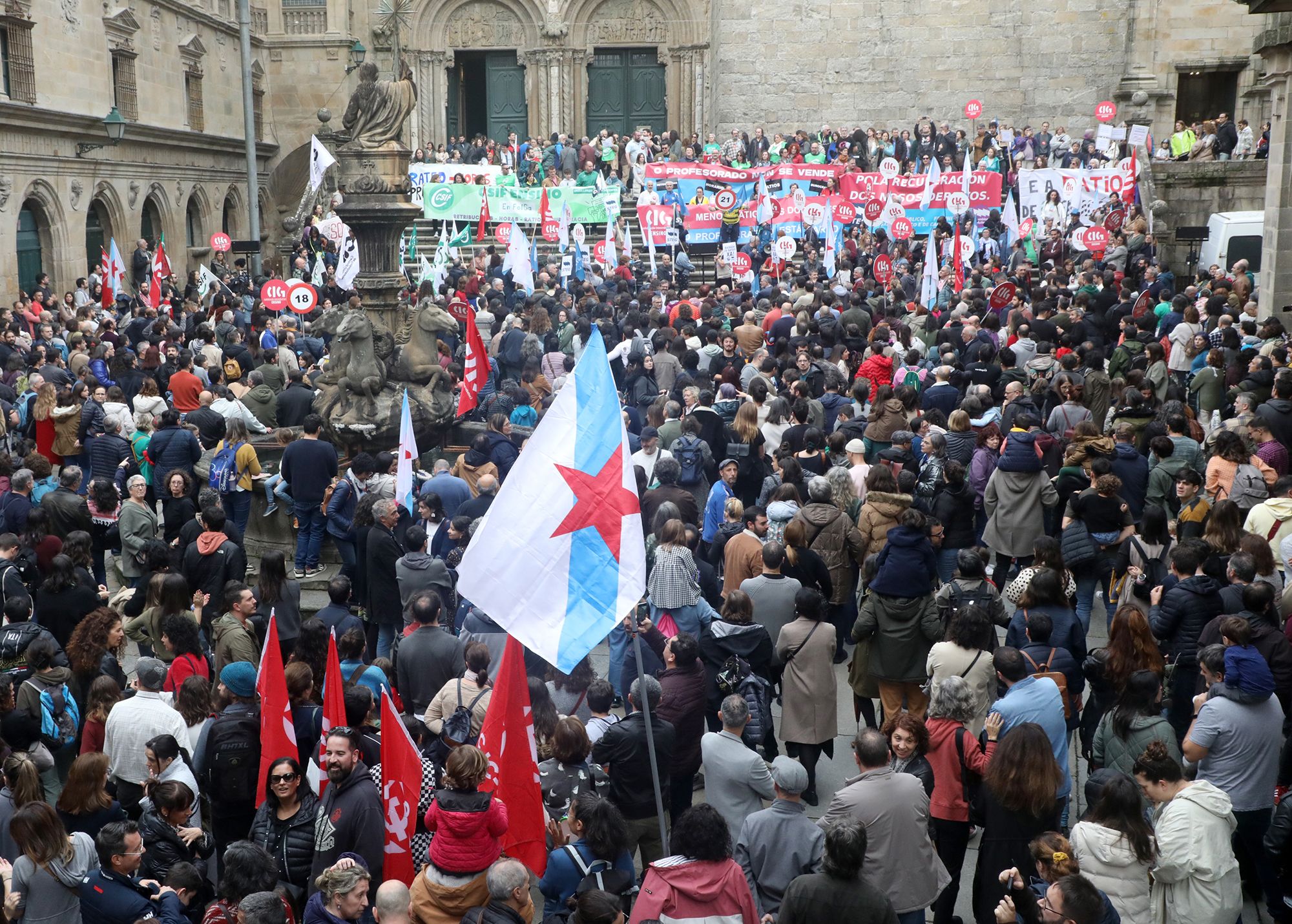 El profesorado gallego se manifiesta en Santiago contra &quot;el acuerdo de la vergüenza&quot; firmado por Xunta, UGT, CCOO y ANPE