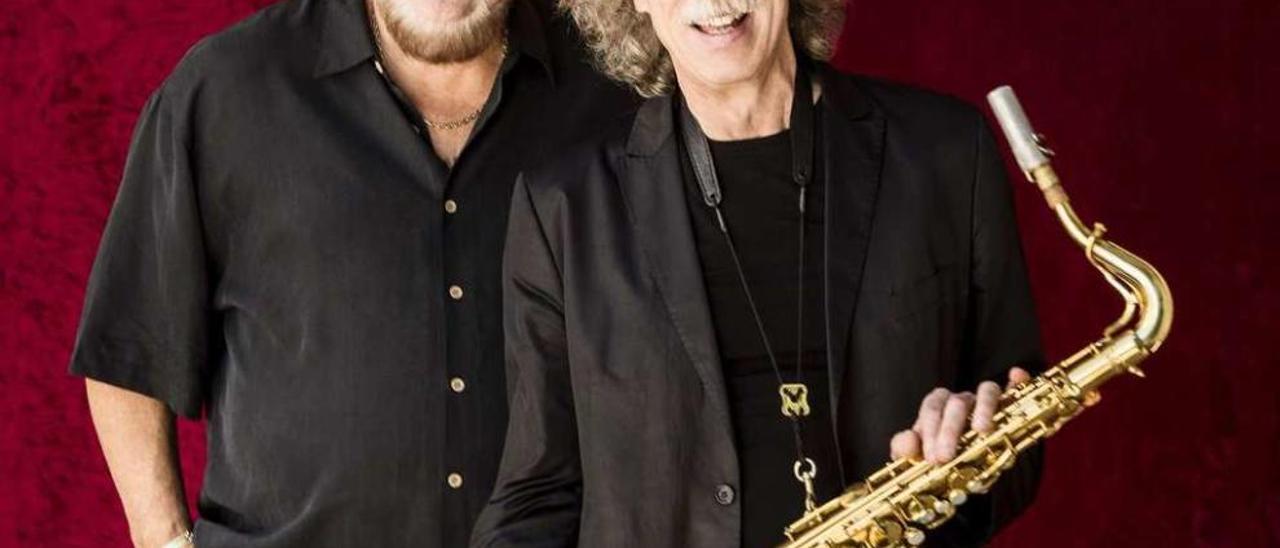 El guitarrista Seve Cooper (izda.) y el saxofonista Lou Marini, los únicos miembros originales que quedan en The Original Blues Brothers Band