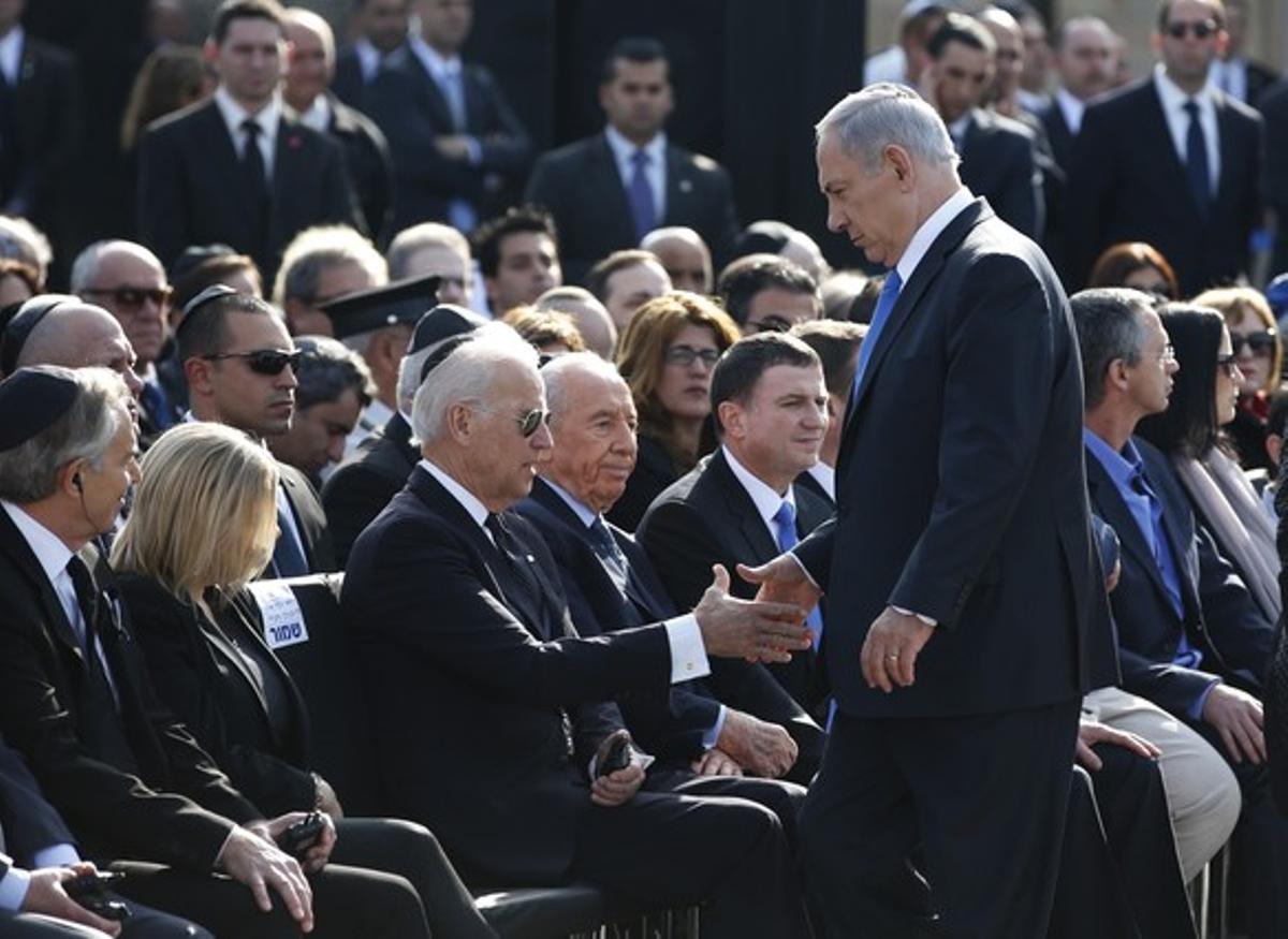 Benjamin Netanyahu saluda Joe Biden durant la cerimònia.
