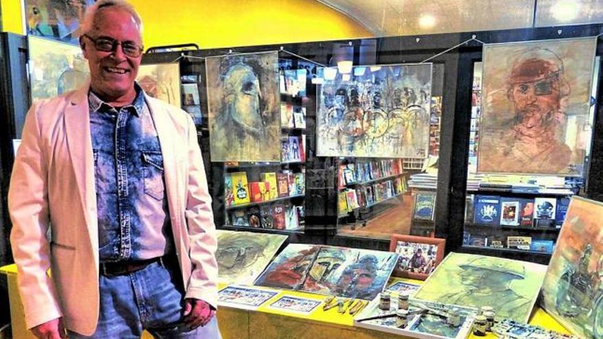 Ernest Descals davant de l&#039;aparador de la botiga manresana de còmics 2 de Piques, amb les seves obres