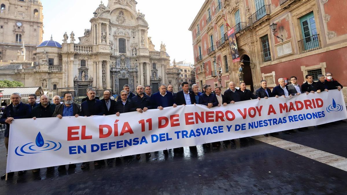 Los miembros del Círculo del Agua, reunidos ayer, con la pancarta para apoyar la protesta de Madrid.