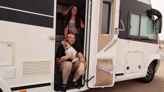 La pareja tinerfeña que vive y viaja en su hogar rodante de 12 metros