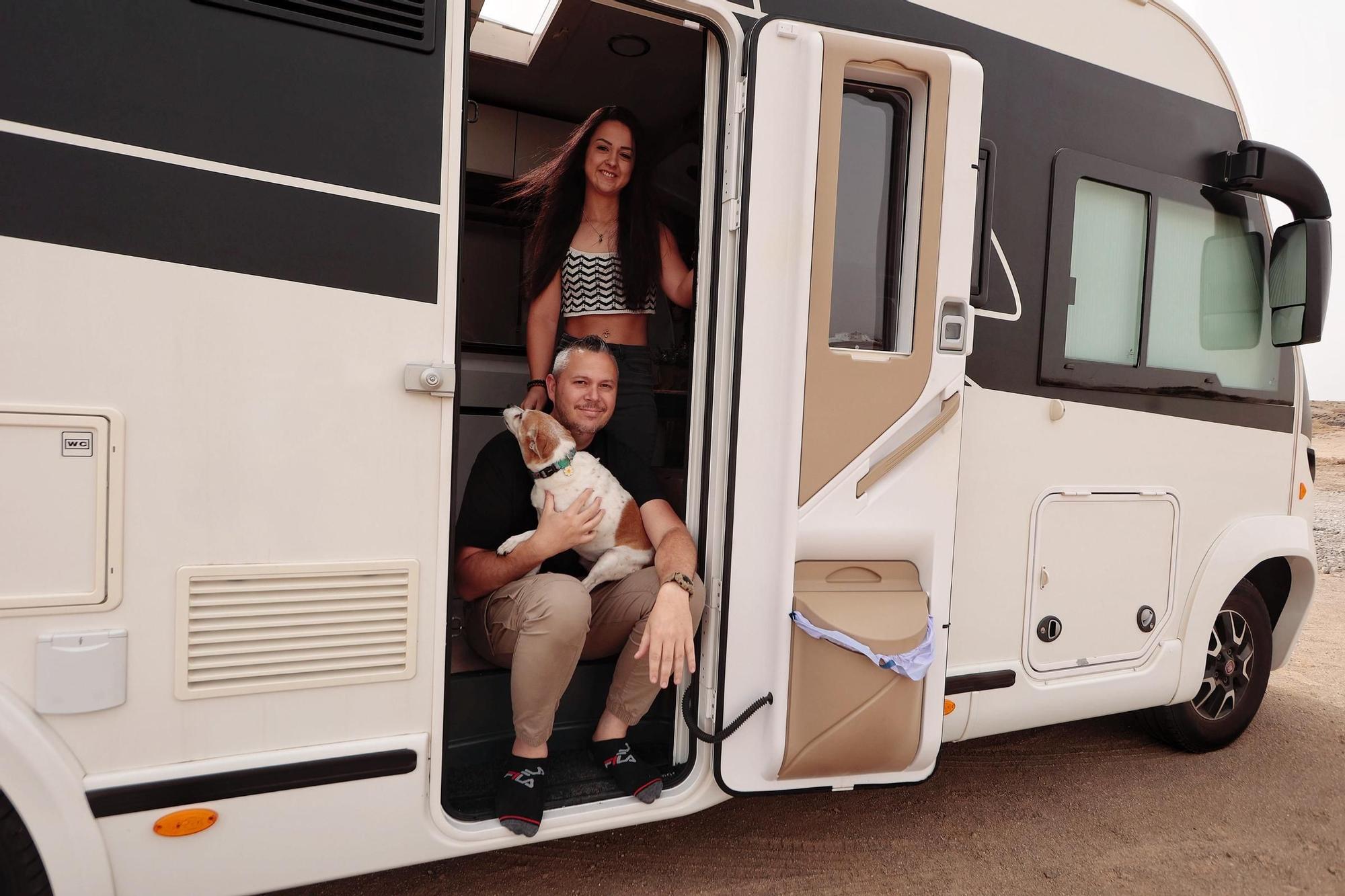 La pareja tinerfeña que vive y viaja en su hogar rodante de 12 metros