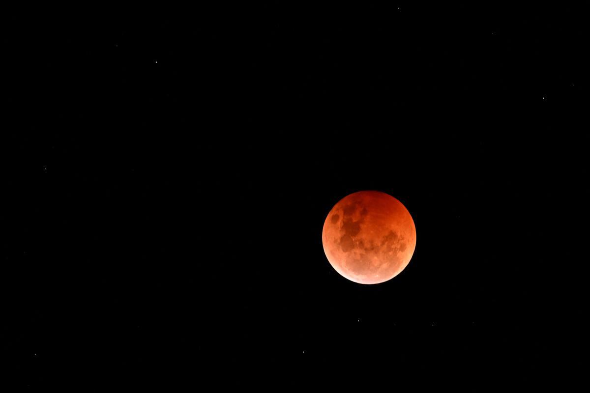 La luna llena de noviembre 2022 llega con eclipse lunar