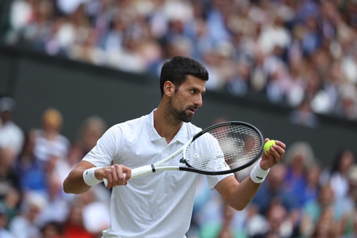 Wimbledon (United Kingdom), 16/07/2023.- Novak Djokovic of Serbia in action during the Men’s Singles final match against Carlos Alcaraz of Spain at the Wimbledon Championships, Wimbledon, Britain, 16 July 2023. (Tenis, España, Reino Unido) EFE/EPA/NEIL HALL EDITORIAL USE ONLY