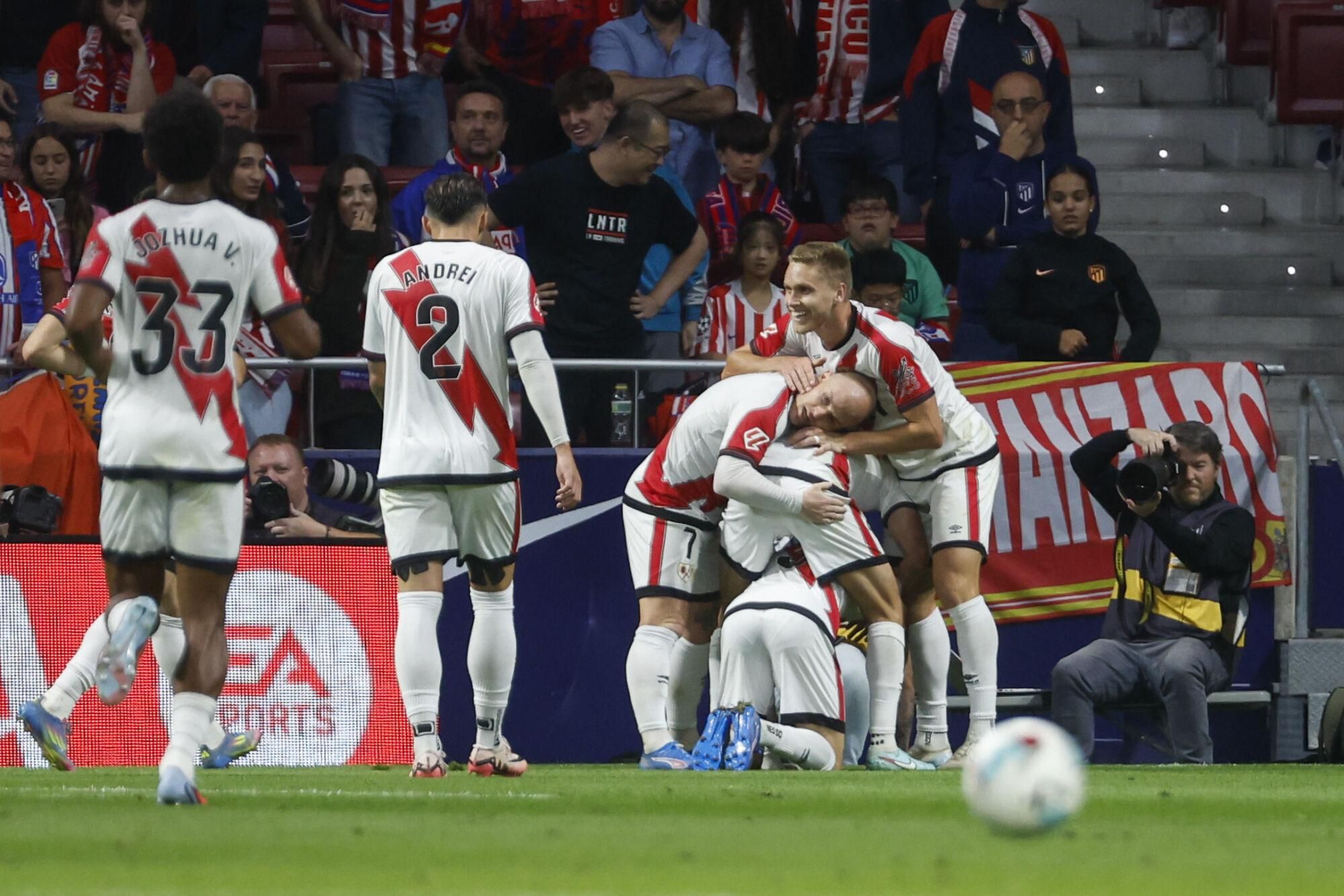MADRID, 24/09/2025.- El lateral del Rayo Pep Chavarría (centro) celebra tras anotar un tanto durante el partido de la jornada 6 de Liga que disputan este miércoles ante el Rayo Vallecano en el estadio Riyadh Air Metropolitano, en Madrid. EFE/Juanjo Martín