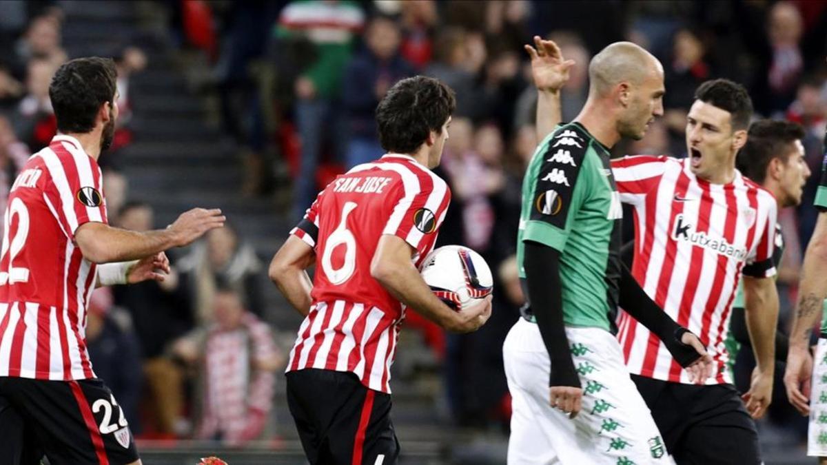 Aduriz celebra con Raúl García en 1-1 logrado en la primera parte