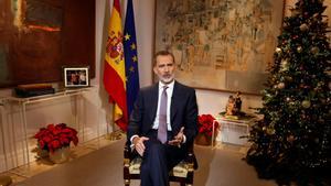 El Rey Felipe VI ofrece su tradicional discurso de Nochebuena desde el Palacio de la Zarzuela.