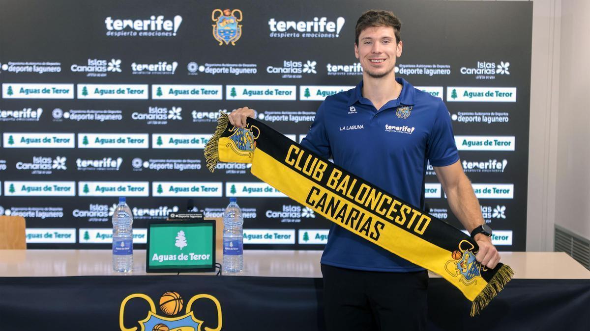 Ethan Happ posa con la bandera de La Laguna Tenerife.