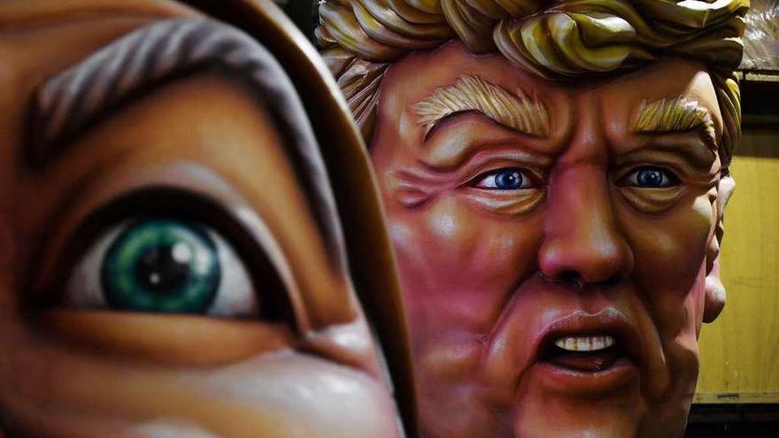 Cabeza de una figura gigante de Trump destinada al carnaval de la localidad francesa de Niza. // Reuters