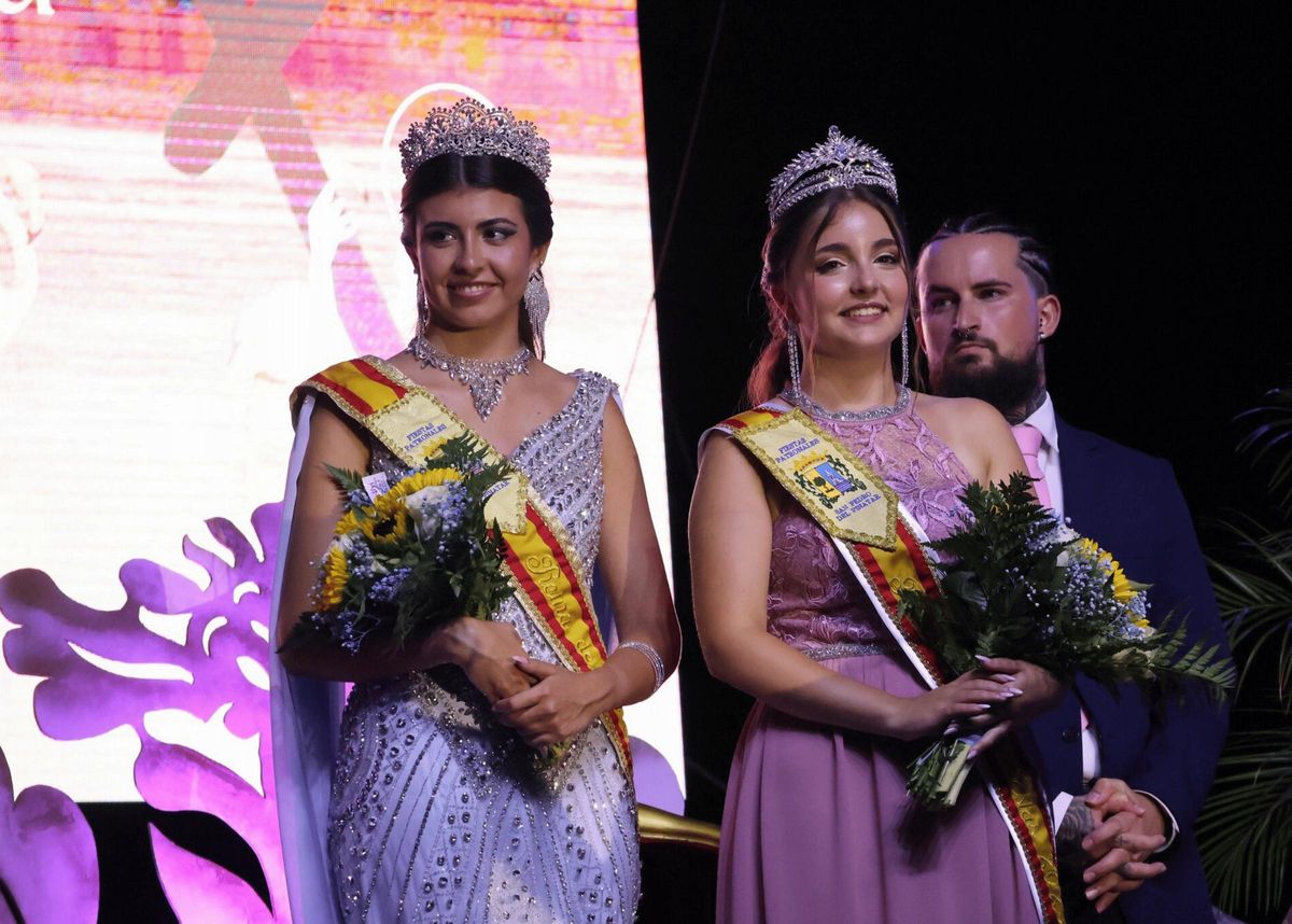 Acto de coronación de las reinas de las fiestas.
