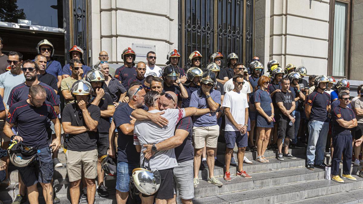 Bomberos se concentran a las puertas de la Diputación de Zaragoza por la muerte un compañero en un incendio en Calatorao.