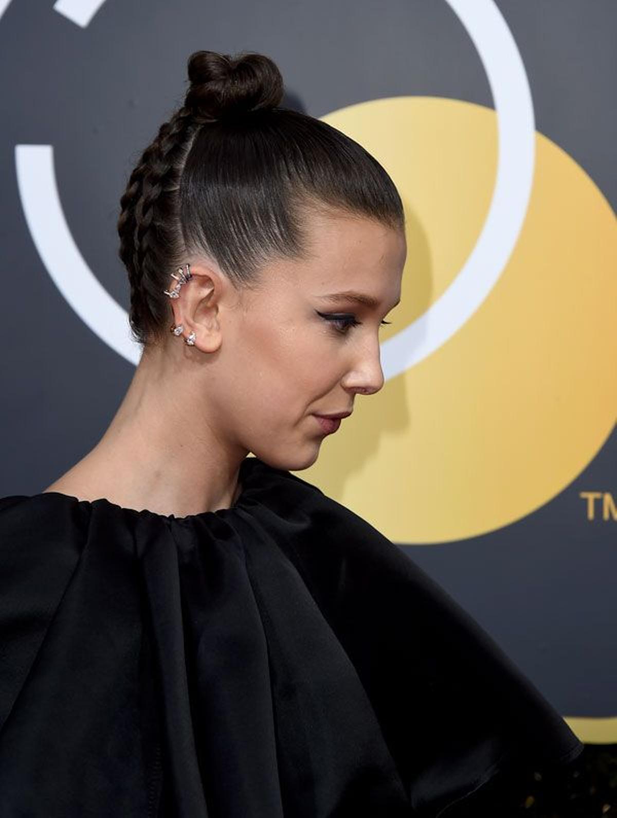 Globos de Oro 2018: detalle del moño con trenzas de Millie Bobby Brown